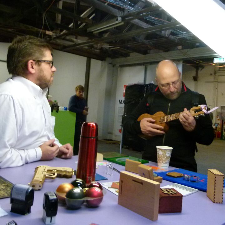 Henrik Føns giver et lille nummer på vores laserskårede ukulele